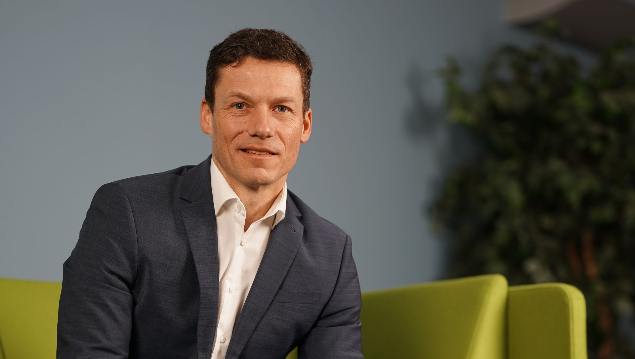 compacer_LB_sitzend_links_16-9